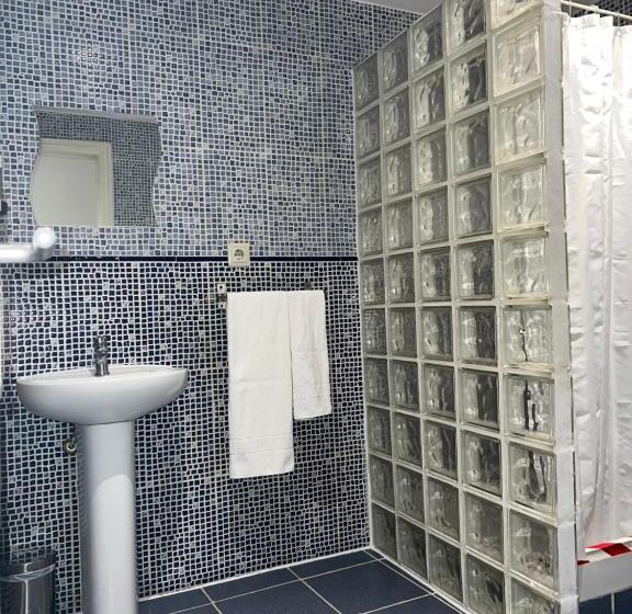 اتاق اکونومی با حمام مشترک, Hostal Abaaly
