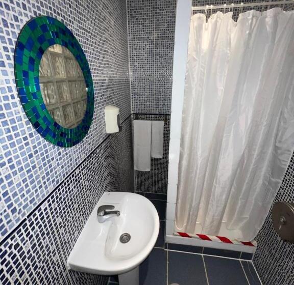 اتاق اکونومی با حمام مشترک, Hostal Abaaly