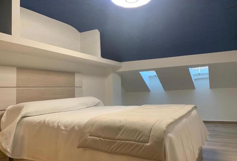 Четырехместный Номер Deluxe, Hostal Poeta Machado
