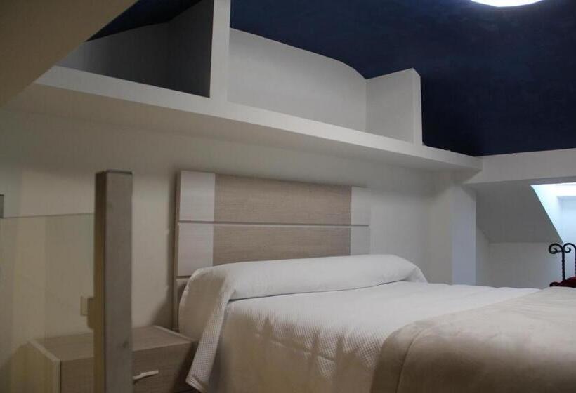 Четырехместный Номер Deluxe, Hostal Poeta Machado