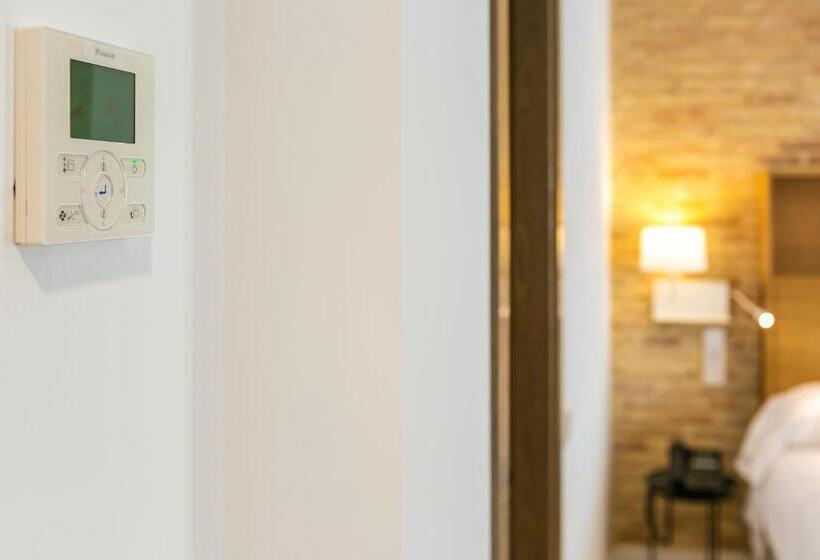 استودیوی سوپریور, Aquitania Home Suites