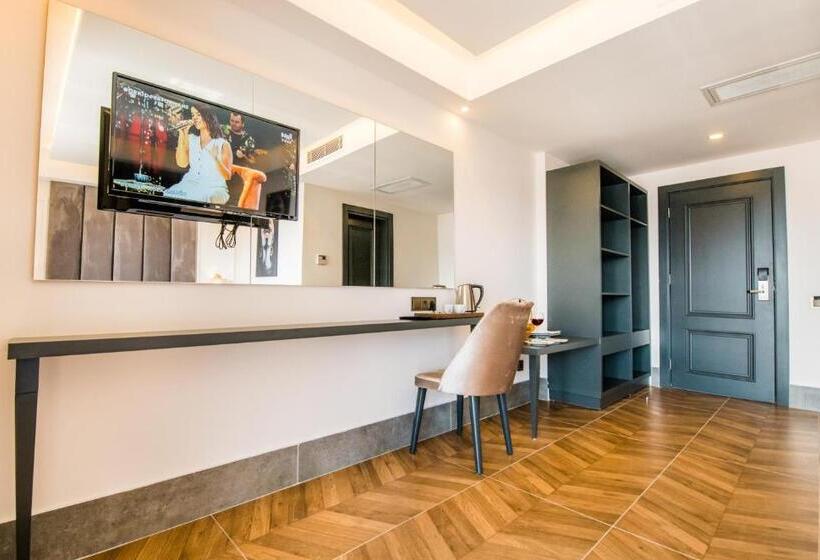 חדר דלוקס לשלושה, Fly Inn