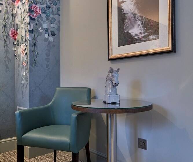 Трехместный Президентский, Mandolay Hotel Guildford