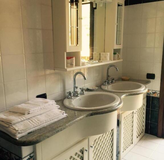 Номер Deluxe, La Ginestra Chia B&b