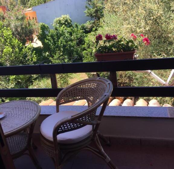 Номер Deluxe, La Ginestra Chia B&b