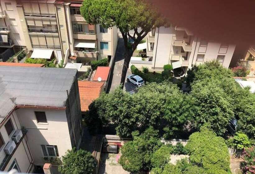 اتاق استاندارد سه تخته با چشم‌انداز باغ, Lukas