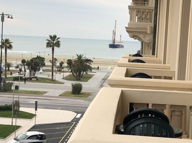 اتاق استاندارد با چشم‌انداز دریا, Lukas