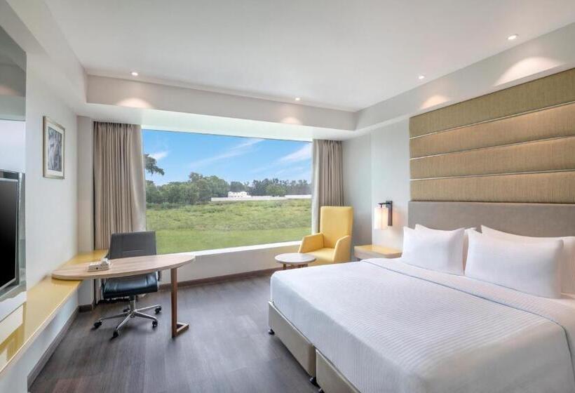 Номер Deluxe Кровать Кинг, Radisson Hotel Bareilly Airport