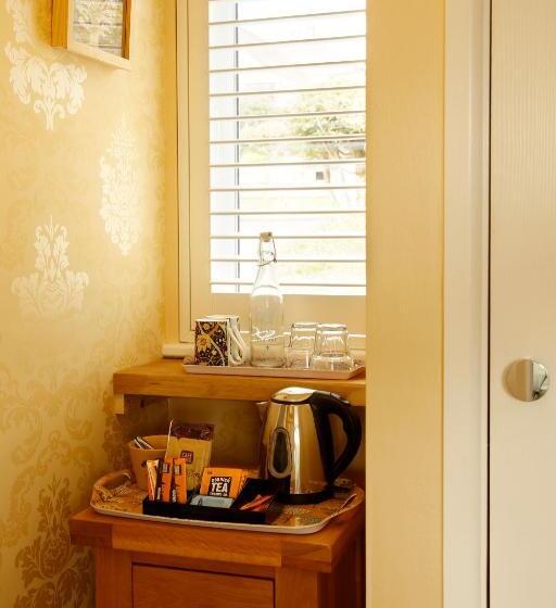 Номер Стандарт, The Dog House, Penryn