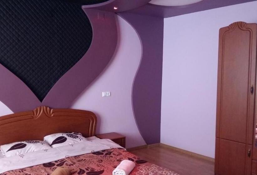 شقة غرفة واحدة, Uzh Apartments