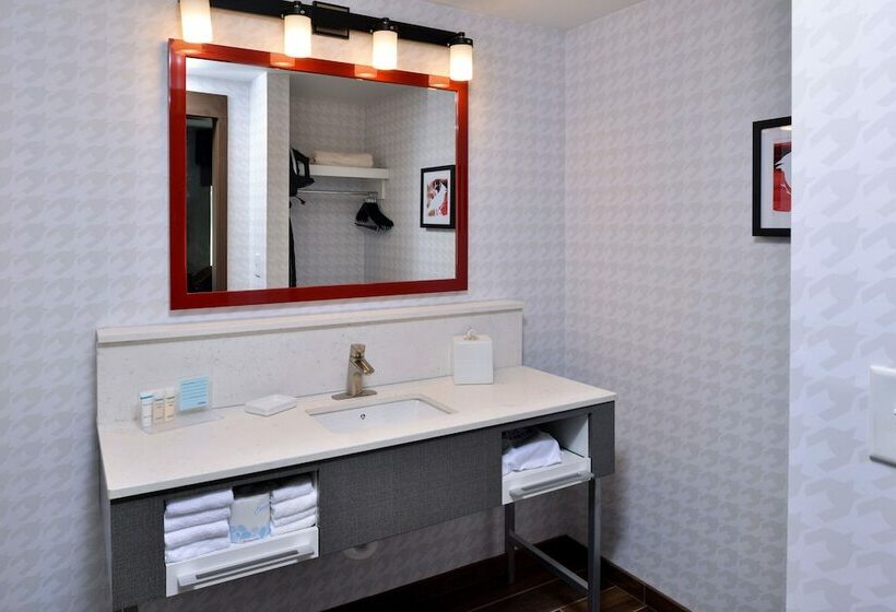 Standard Studio Double Bed, Hampton Inn & Suites Greensboro Downtown