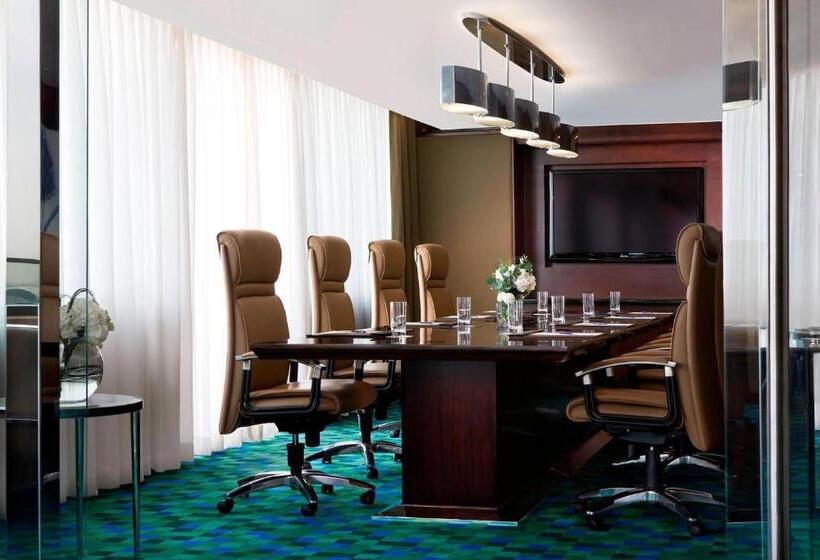 اتاق اجرایی با تخت بزرگ, Hong Kong Skycity Marriott