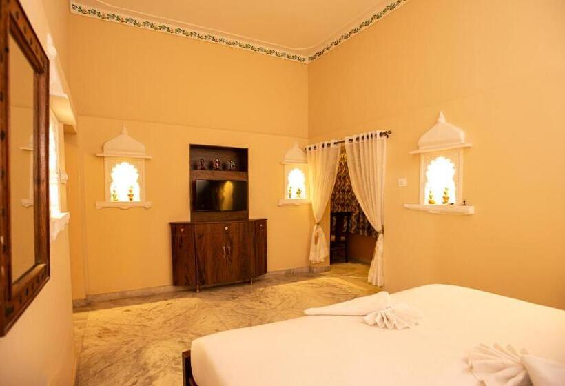 Superior room with lake view, Hostel Mantra