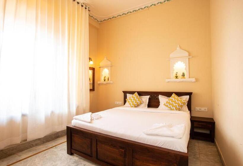 Superior room with lake view, Hostel Mantra