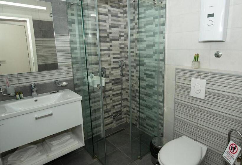 اتاق لوکس با بالکن, Zaro Apartments