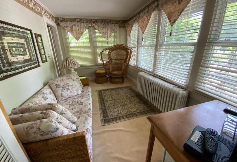 מיטת קינג בסוויטה, Bernard Gray Hall Bed And Breakfast