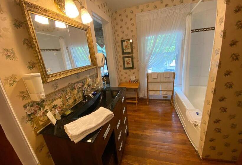 מיטת קינג בסוויטה, Bernard Gray Hall Bed And Breakfast