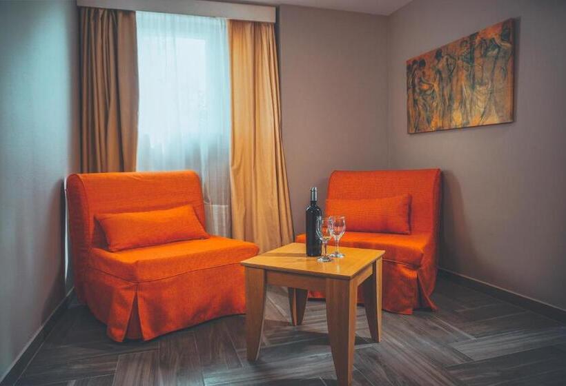 جناح جونيور, Apollo Resort Art