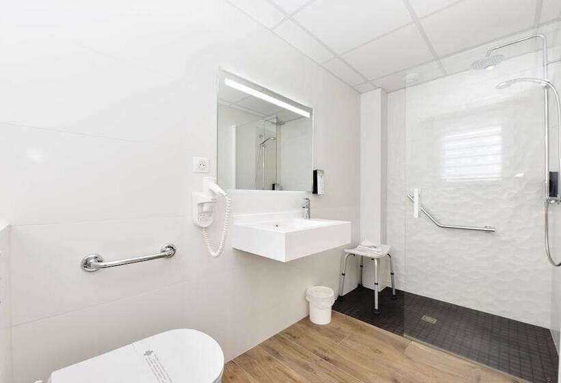 Четырехместный Номер Стандарт, Hôtel Kyriad La Rochelle Centre Ville