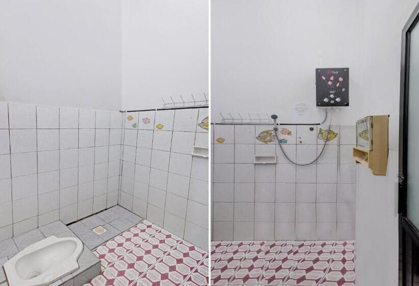 Номер Deluxe Кровать Кинг, Oyo 90543 Annur Guest House Syariah