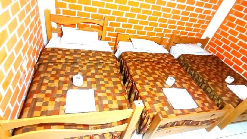 اتاق استاندارد سه تخته با سرویس بهداشتی مشترک, Andes Hostel