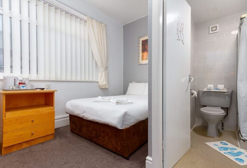 Номер Стандарт Трехместный, The Sandringham Court Hotel & Apartment With High Speed Wi Fi