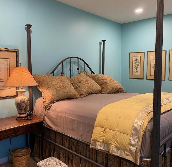 Standard Szoba King Size Bed, The Birdnest Inn