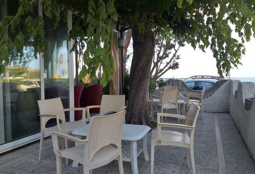 スタンダードシングルルーム, Room In Bb   Bright Quadruple Room A Stones Throw From The Sea