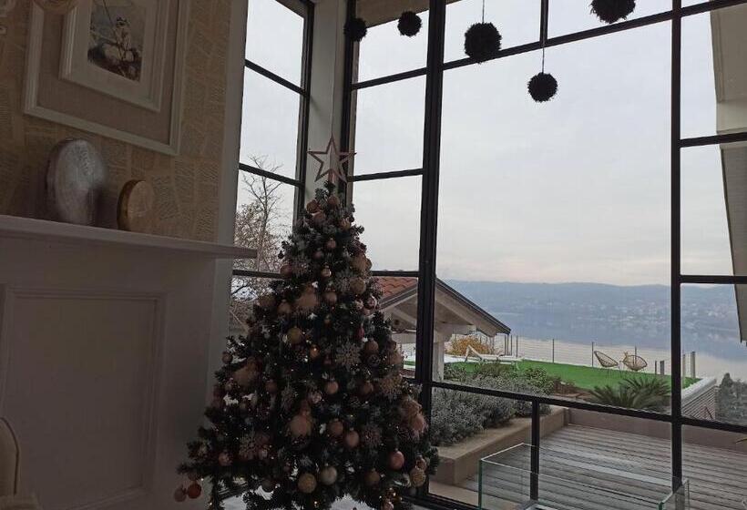 اتاق استاندارد با چشم‌انداز باغ, The Lake House