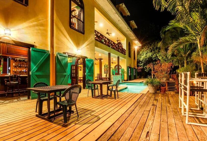 سوییت, Colonial Suite @ Mahogany Hall