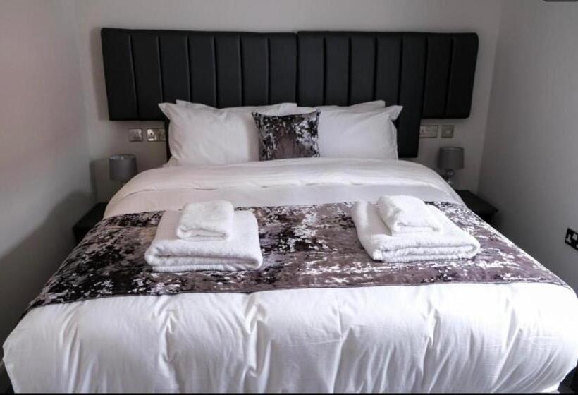 Quarto Familiar, Anelli