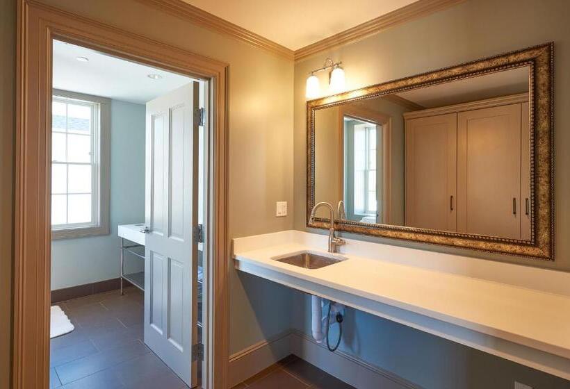 Номер Deluxe, The Groton Inn