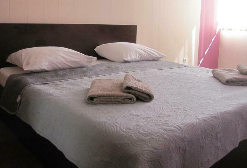 Семейный Номер, Mini Hotel Leon