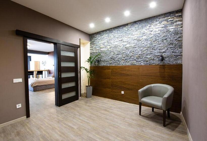 Family Suite, Geography