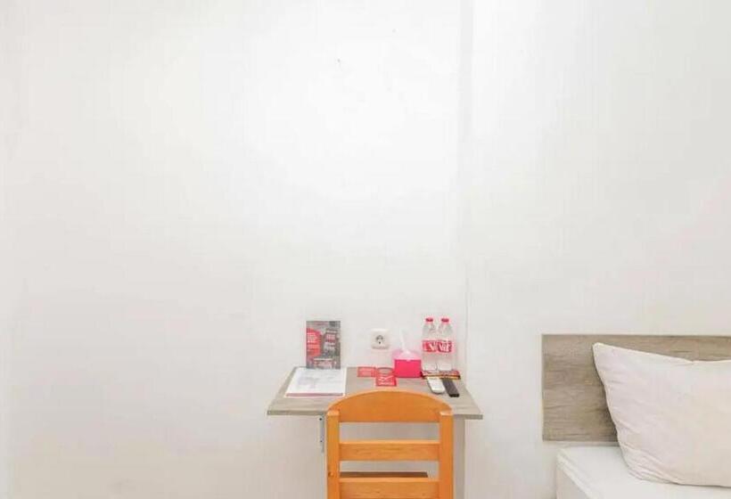 Номер Economy, Reddoorz Near Kaza Mall Surabaya