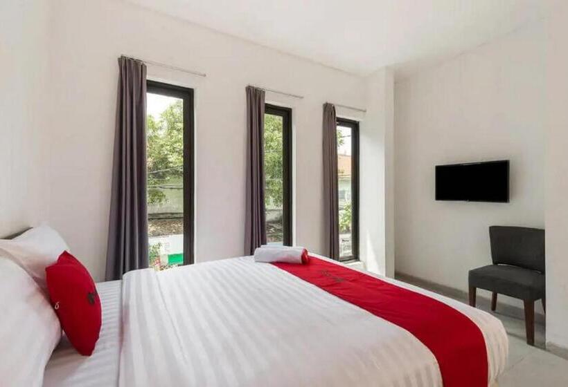 Номер Deluxe, Reddoorz Near Kaza Mall Surabaya