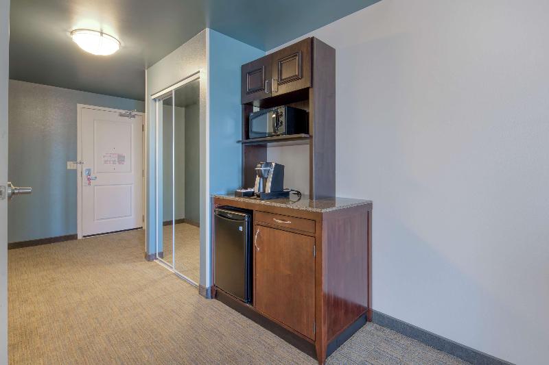 带大床的标准间, Hilton Garden Inn Durham Southpoint