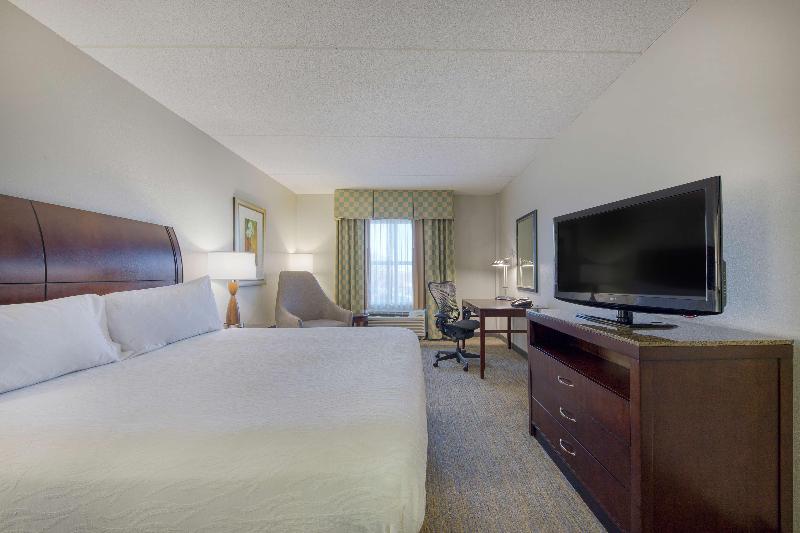 带大床的标准间, Hilton Garden Inn Durham Southpoint