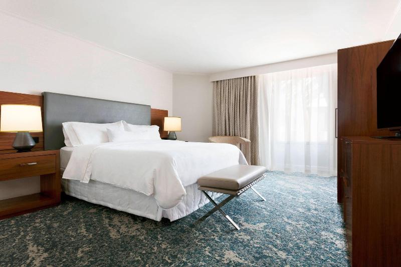Номер Стандарт Кровать Кинг Адаптированный для Инвалидов, Holiday Inn Express Hotel & Suites Greensboro East, An Ihg