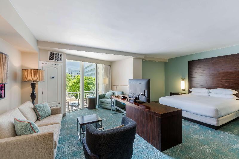 Büyük Çift Kişilik Yataklı Süit, Holiday Inn Express Hotel And Suites Athens, An Ihg