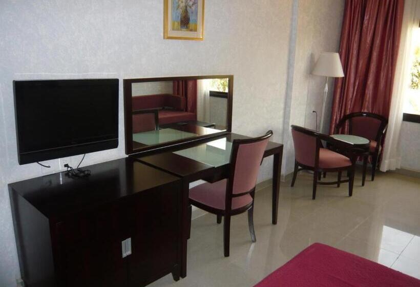 اتاق استاندارد با چشم‌انداز استخر, Le Relais