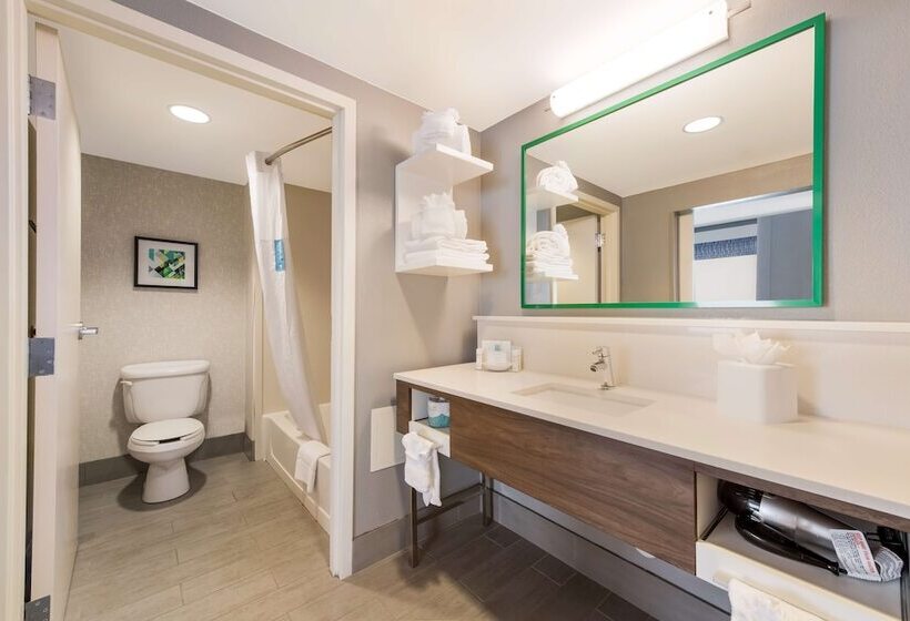 Номер Стандарт, Hampton Inn & Suites Charlotteairport