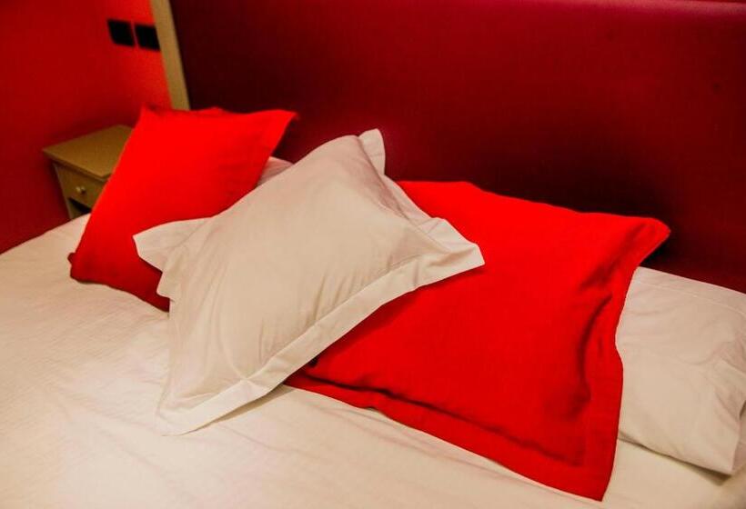 اتاق استاندارد سه تخته با بالکن, Boutique Hotel Castilla