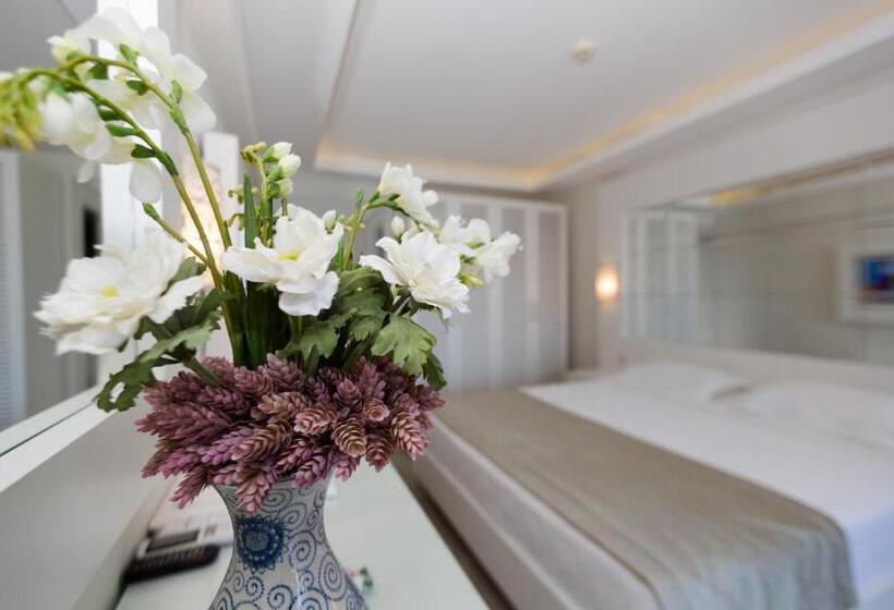 اتاق استاندارد چهارنفره با چشم‌انداز باغ, Mavi Deniz Otel   All Inclusive