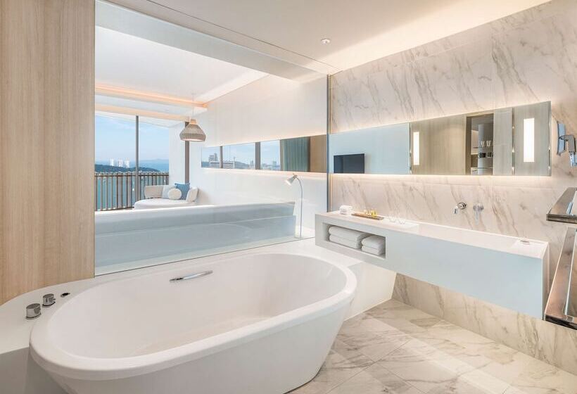 Номер Deluxe Вид на Море, Hilton Pattaya