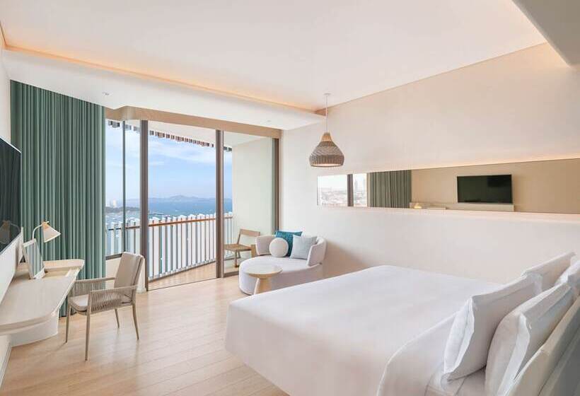 Номер Deluxe Вид на Море, Hilton Pattaya