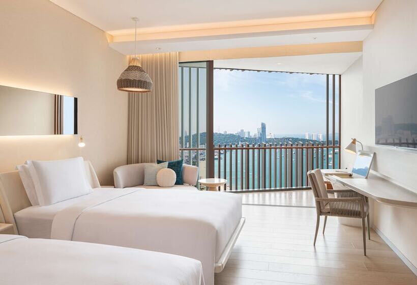 Номер Deluxe Вид на Море, Hilton Pattaya