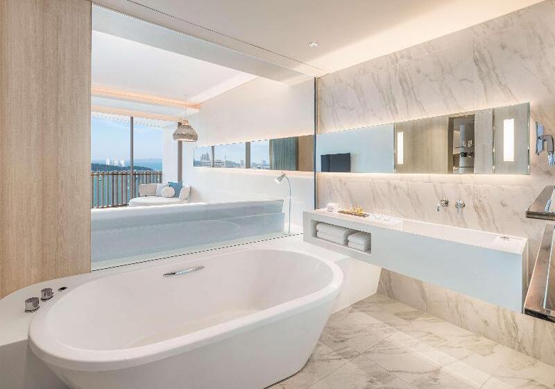 Номер Deluxe Кровать Кинг, Hilton Pattaya