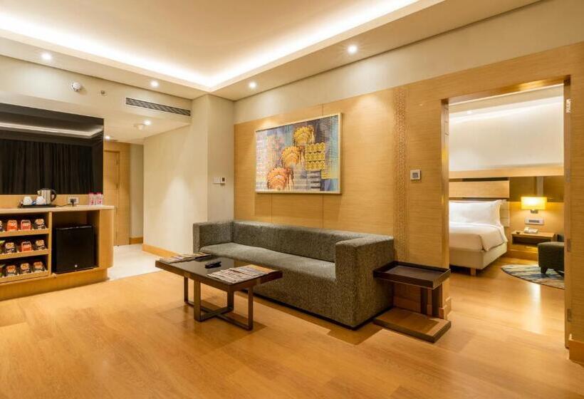Люкс Кровать Кинг, Holiday Inn Agra Mg Road An Ihg