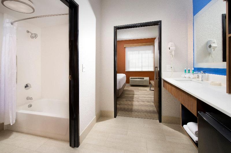 Suite King Size Bed, Holiday Inn Express & Suites San Antonio   Downtown Market Area, An Ihg